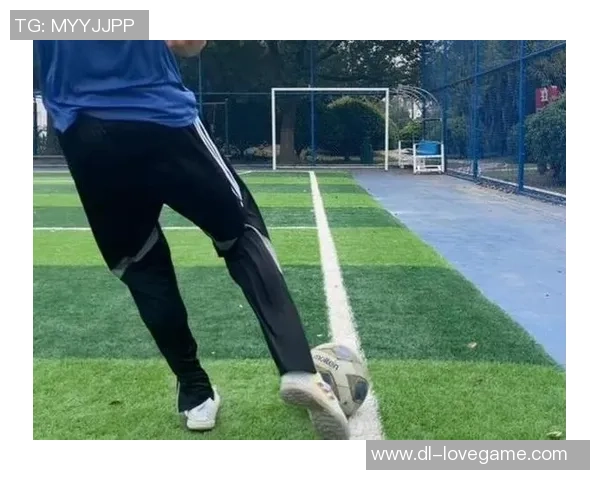 掌握技巧与力量提升足球踢得更远的秘诀与训练方法解析 掌握技巧与力量提升足球踢得更远的秘诀与训练方法解析